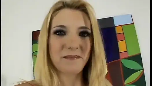 Randy сосущая член блондинка-шлюшка принимает хуй в ее мокрую пизду