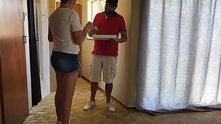 Cornudo atrevié a mi esposa a follar al chico de la pizza