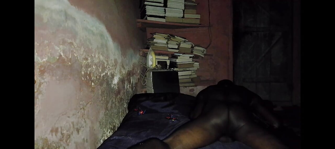 アフリカ系黒人のボビー・ジョンソンは真剣にベッドを抱いているが、シーツの上で射精はしない