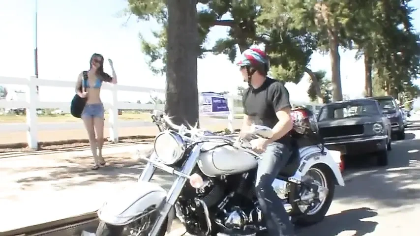 Teen skipping class gets caught by her neighbor