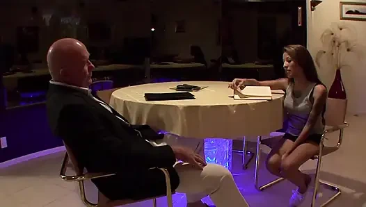 Gadis seksi bertato ini suka banget dientot habis-habisan sama kontol besar pria tua