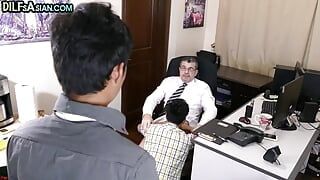 Азиатский тройничок - твинки без презерватива от папы-гея в его офисе