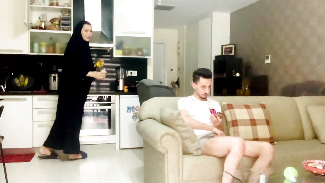 En arabisk pojke knullar styvmor eftersom han fortfarande lär sig att ha sex. och Thestep- mor har inget emot att lära sin styvson