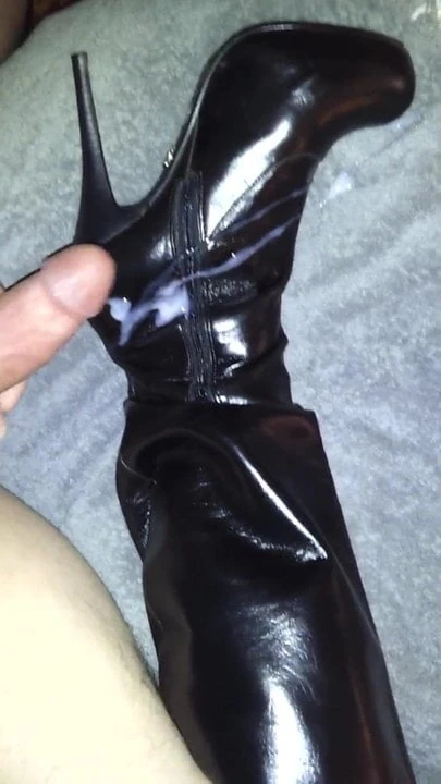Boots cummed on