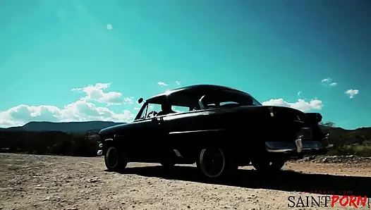 Monique Alexander bekommt in einem retro muscle car eine muschi geritten