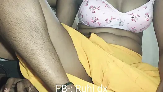 Kapde badalte waqt apni bahen ko dekha aur usne bula ke sex kiya