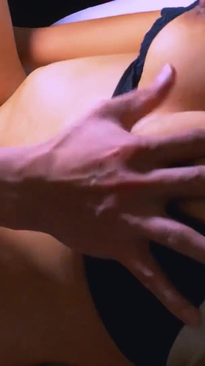 Památný okamžik z "Nevlastní matka byla sexy žena, která ho svedla v koupelně v bytě a odvedla ho do postele"