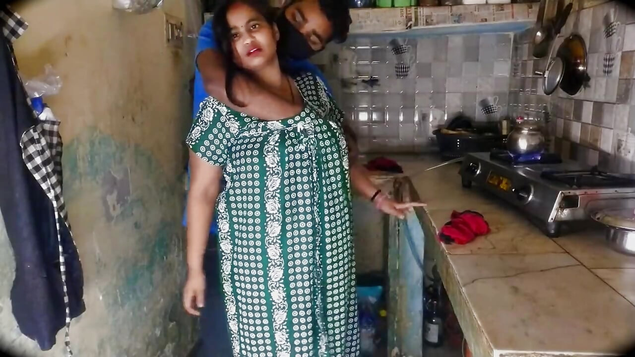 Desi Bhabhi med stora bröst retar med klyvning i köket – heta indiska byflickor avslöjade, hindi-video