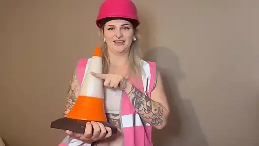 Sıkı amcığımı büyük trafik koni dildo ile esnetiyorum