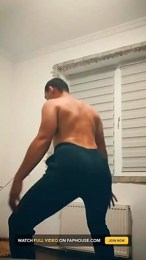 男孩脱下衣服，对着相机摆姿势