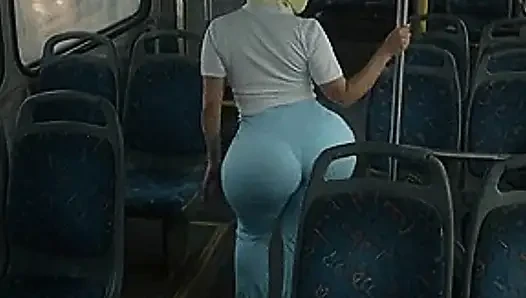 Gadis mungil dengan pantat bahenol lagi asik twerking pakai legging warna biru di dalam bus