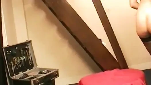Çoraplı çekici Fransız kaltak bağlanıyor ve sert şaplak atıyor