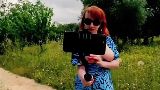 Yaramaz orta yaşlı seksi kadın kırmızı xxx ile açık havada eğlence