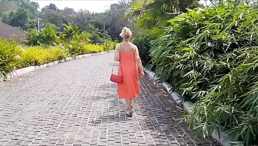 Istri pirang dewasa menikmati seks setelah berjalan