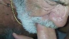Abuelo barbudo chupando a su amigo papi