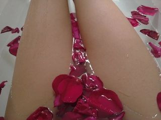Baño de rosas y dedeándose el coño