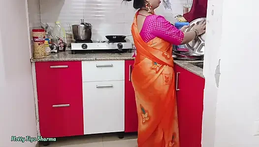 Desi bhabhi kitchen meBartan Dho rahi thi tabhi devar ne piche se bhabhi ki le li