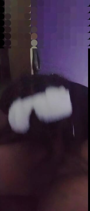 أنا متحول جنسيا وأحب مص قضيب فني الإنترنت