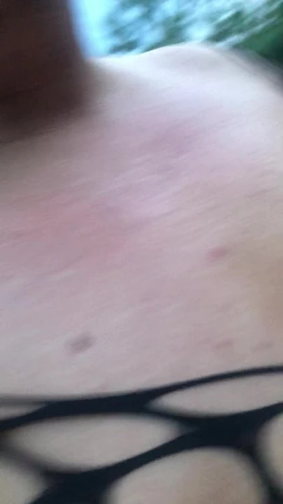 Al aire libre con tacones altos en catsuit, bomba de polla, chupones