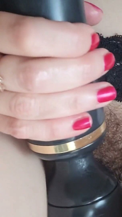 Nahaufnahme Amateur MILF Munichgold mit langen Schamlippen und haariger Fotze macht es für dich im Perlenstring | Clip 1
