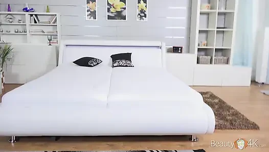 Seksi genç kız sikiliyor