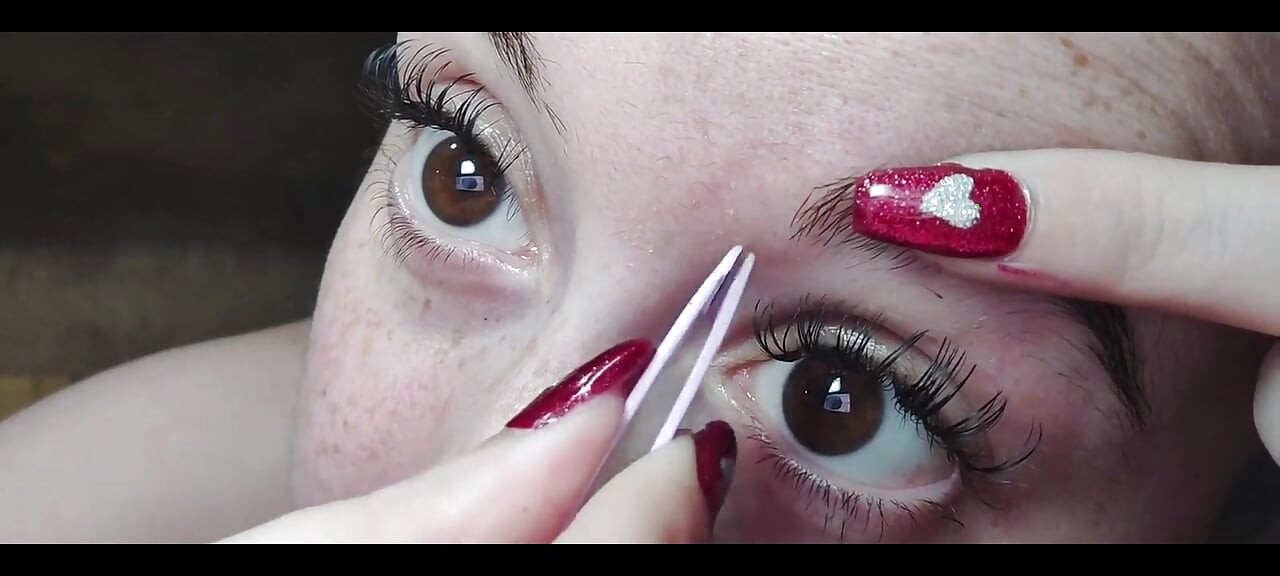 Rakaman dekat Tweezing My Eyebrows