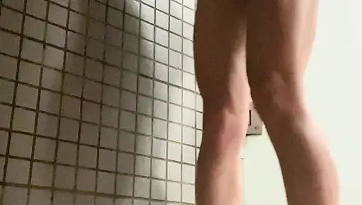 Harika vücutlu sevimli kız spor salonundan sonra duş alıyor