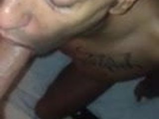 Un bianco molto verbale nutre la sborra tatuata di una cagna latina