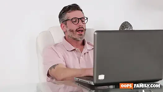 Ayah tiriku coli sambil mengintipku dengan stoking!