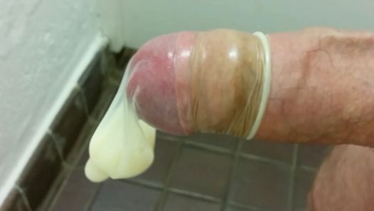 Condoom vullen met sperma in openbaar toilet