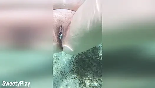 Yabancı plajda amcığımın içine boşalıyor. Su altında dölleme