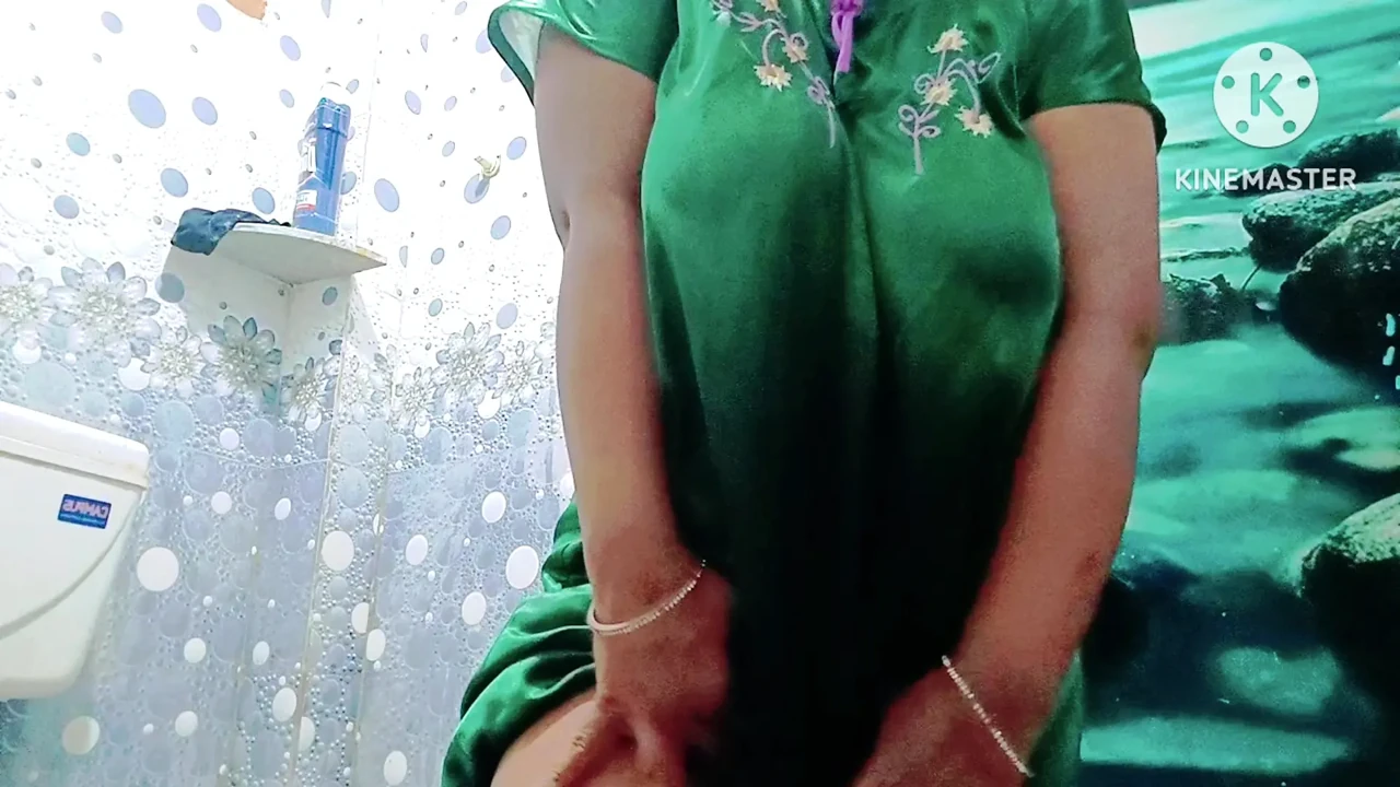 Desi girlfriend shaving her pussy to treat her BF - closeup pussy show with tamil dirty talk