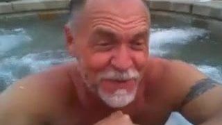 Горячий мужчина в бассейне