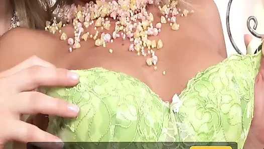 Sarışın Lezbiyenler Tutkuyla Yalıyor Ve Parmaklıyor