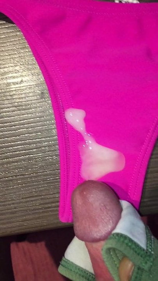 Il branle sa petite bite sur mon maillot de bain