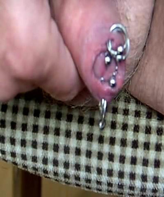 Meine Schwanzpiercings muessen geoelt werden