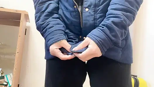 Писающая сексуальная миниатюрная азиатка в мокрой грязной киске