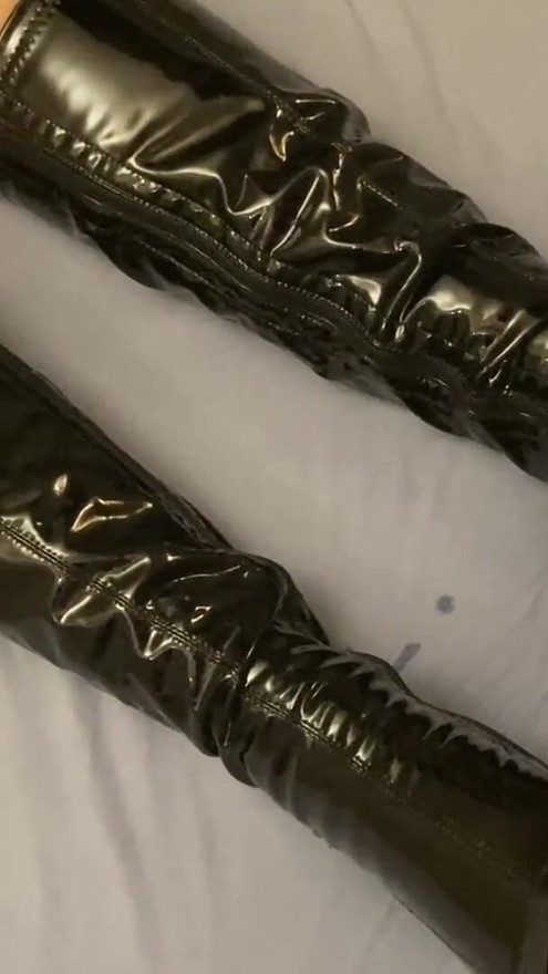 Peeptoe-Fetisch-Stiefel im Bett | Clip 3