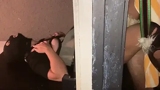 Kocasını aldatıyor