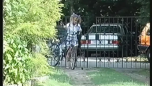 Kıvırcık saçlı sarışın genç kız sakso çekiyor ve sıkı götünü siktiriyor