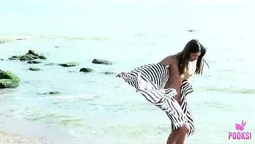 Arya si gadis remaja dengan kulit kecokelatan lagi asik fingering memeknya sambil bugil di pantai!