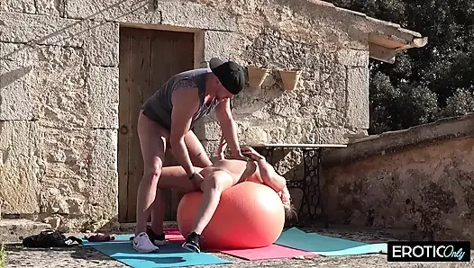 Outdoor-Übung ball-gangbang mit tropfendem creampie-Überladung