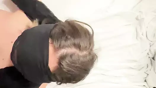 Bakış açısı yüze boşalma orta yaşlı seksi kadın gözleri bağlı