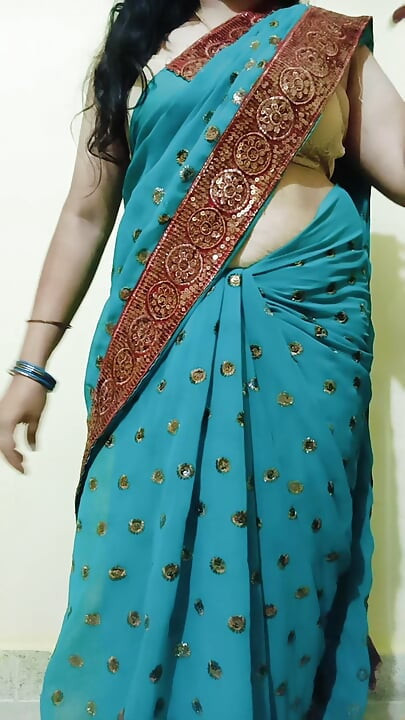 My friend wife wearing saree and remove