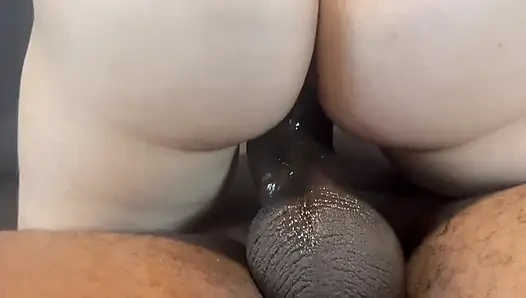 MILF betrügt freund vom gamer mit BBC wird vollgespritzt