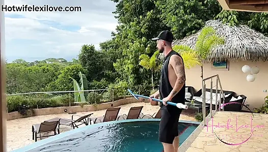 Обратный гэнгбэнг! Stephanie, Alexa и я осушаю член паренька у бассейна