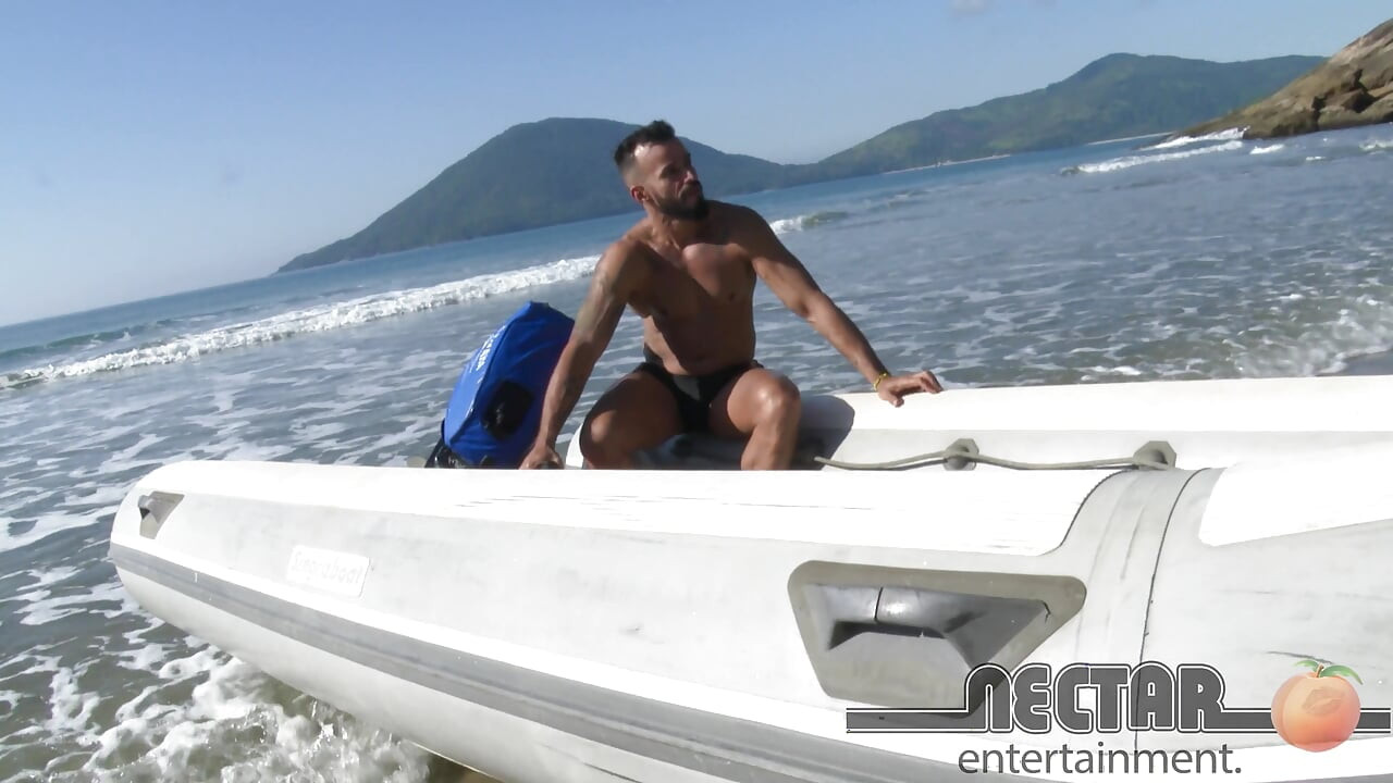 Bionda Sulla Spiaggia: Guarda Questo Sgombro Che Prende Il Cazzo Nel Culo E Il Latte in Faccia