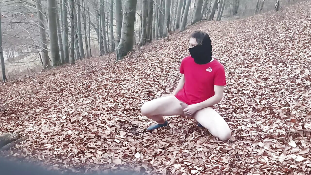 Prava muška amaterska masturbacija na otvorenom