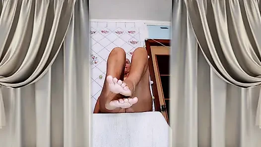Neşeli yaşlı bayan Lukerya. Çamaşır makinesinde çekici hareketler ve parlak ayaklar.