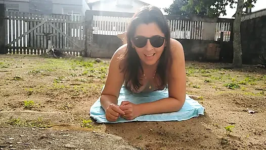 Evli kadın bahçede çıplak güneşleniyor